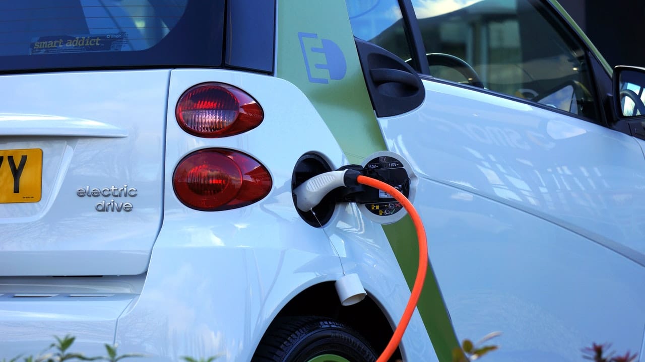 Voiture électrique rechargée à la borne